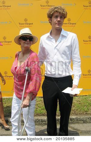 NEW YORK - 26. června: Herečka Susan Sarandon a její syn navštěvovat Veuve Clicquot Polo Classic na Gov