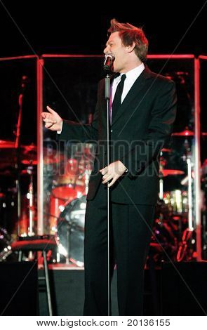 NEW YORK - elokuu 11: Idols runnerup Clay Aiken suorittaa Hammerstein-Ballroom 