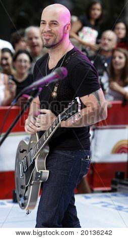 NEW YORK - 20. ELOKUUTA: Idols runnerup Chris Daughtry suorittaa NBC: n tänään Näytä konsertti Se
