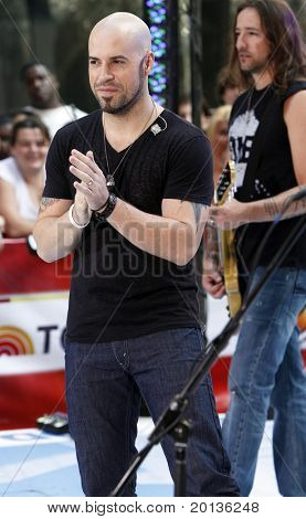 Нью-Йорк - 20 августа: American Idol runnerup Крис Дотри выполняет для NBC сегодня шоу Концерт Se