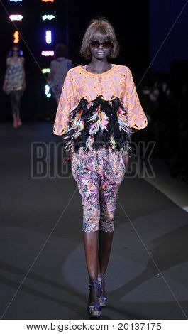 NEW YORK - 12 settembre: Mercedes-Benz Fashion Week presente Custo Barcelona collezioni presso Lincoln C
