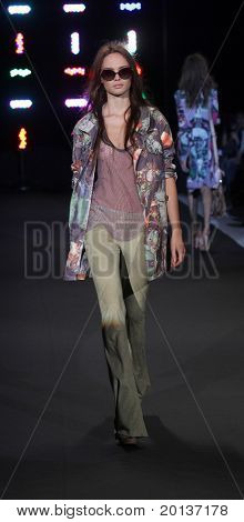 NEW YORK - 12 settembre: Mercedes-Benz Fashion Week presente Custo Barcelona collezioni presso Lincoln C