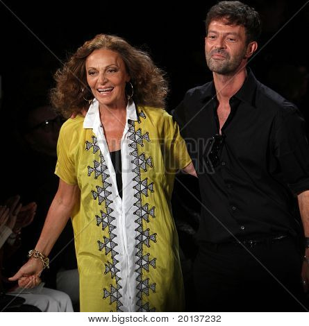 NEW YORK - SEPTEMBER 12: Designer Diane Von Furstenberg går banen efter Mercedes-Benz Fashion