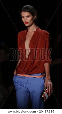 NEW YORK - SEPTEMBER 12: Mercedes-Benz Fashion Week præsenterer Diane Von Furstenberg samlinger på Li