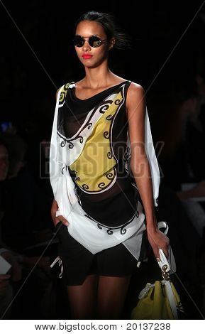 NEW YORK - SEPTEMBER 12: Mercedes-Benz Fashion Week præsenterer Diane Von Furstenberg samlinger på Li