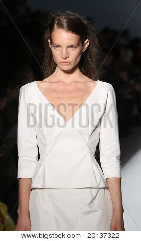 New York 12. September: Mercedes Benz Fashion Week präsentiert Trias Sammlungen im Lincoln Center auf 