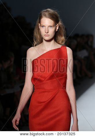 New York 12. September: Mercedes Benz Fashion Week präsentiert Trias Sammlungen im Lincoln Center auf 