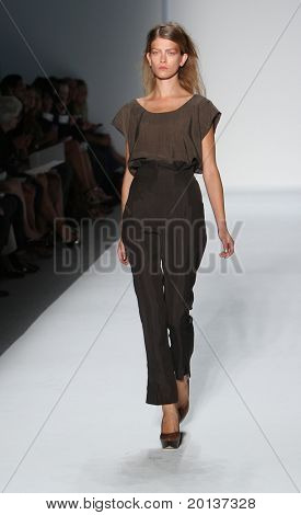 New York 12. September: Mercedes Benz Fashion Week präsentiert Trias Sammlungen im Lincoln Center auf 