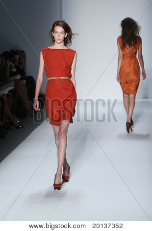 NEW YORK - SEPTEMBER 12: Mercedes-Benz Fashion Week präsentiert Trias Sammlungen im Lincoln Center auf 