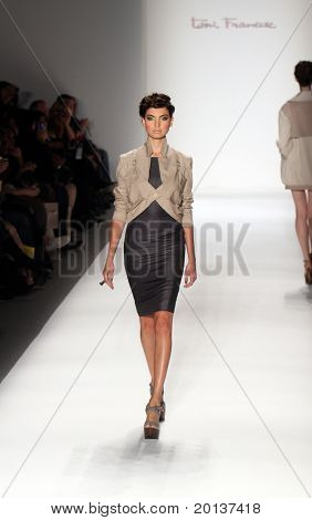 NEW YORK - 14. SEPTEMBER: Mercedes-Benz Fashion Week präsentiert Toni Francesc Sammlungen bei Lincoln C