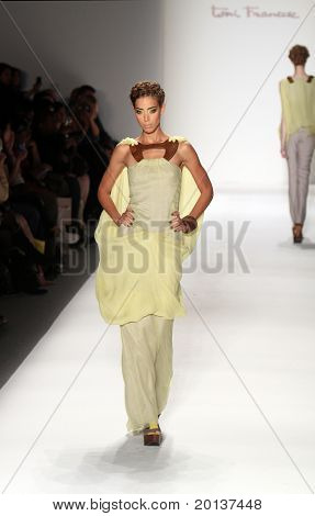 New York 14. September: Mercedes Benz Fashion Week präsentiert Toni Francesc Sammlungen bei Lincoln c