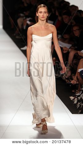 NEW YORK - 14 Eylül: Mercedes-Benz Moda Haftası sunar Narciso Rodriguez koleksiyon Lincol