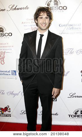 NEW YORK - 21 Ekim: Josh Groban katılır melek top 2010, Gabrielle Angel Foundation f tarafından barındırılan