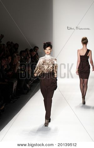 NEW YORK - 12. Februar: Mercedes-Benz Fashion Week präsentiert Toni Francesc Sammlungen an Lincoln Cen
