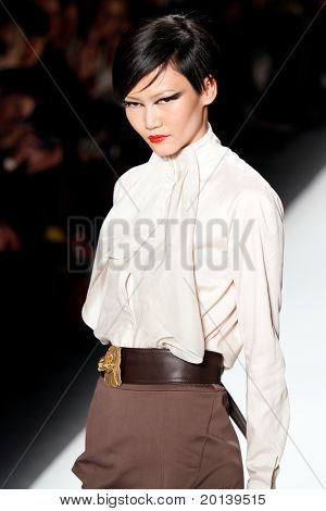 New York, Februar 12: Mercedes Benz Fashion Week präsentiert Toni Francesc Sammlungen auf Lincoln Cen
