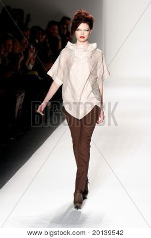 New York, Februar 12: Mercedes Benz Fashion Week präsentiert Toni Francesc Sammlungen auf Lincoln Cen