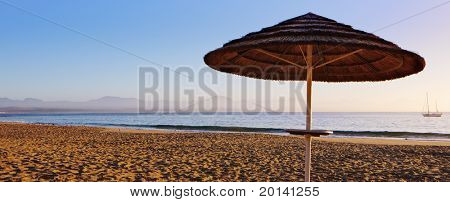 ทัศนียภาพของชายหาดพร้อมร่มในอ่าวมอสเซล (แอฟริกาใต้)