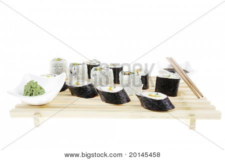 Maki-Rolle mit frittierte Gemüse innen. auf dem hölzernen Rost. isolated over white Background. Japa
