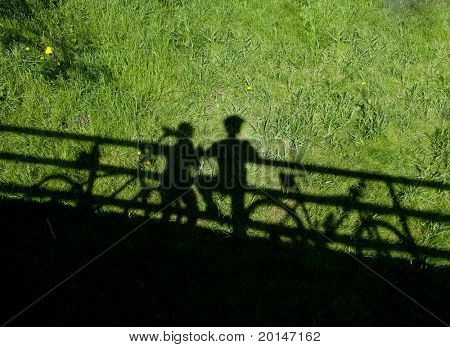 siluety dvou horských kol při zastavení na Mostě