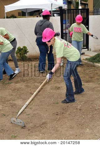 LOS ANGELES - 14 maj: Adrienne Frantz på Habitat for menneskeheden kvinders Empowerment bygge på Carl