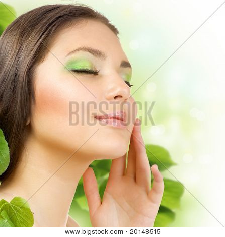Belleza de la primavera al aire libre aplicación cosmética natural. Piel perfecta