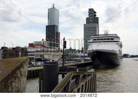 Krydstogtskib i Rotterdam