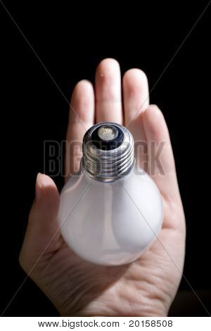 villanykörte a kezében