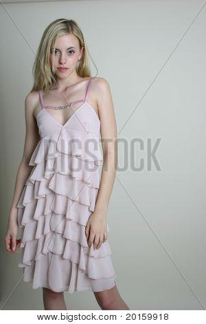 blond modelka w sukience