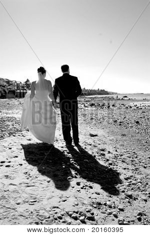 noiva e noivo, andar na praia
