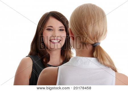 Twee gelukkige vrouwen geïsoleerd op wit