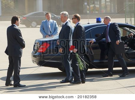 Moskva - 29. APRIL: borgmesteren i Moskva Sergey Sobjanin deltage i et bogmærke for en sten i graner