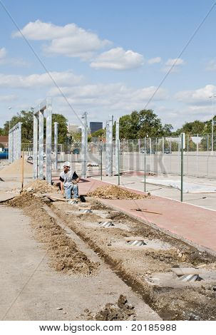 Travailleur, installant des projecteurs