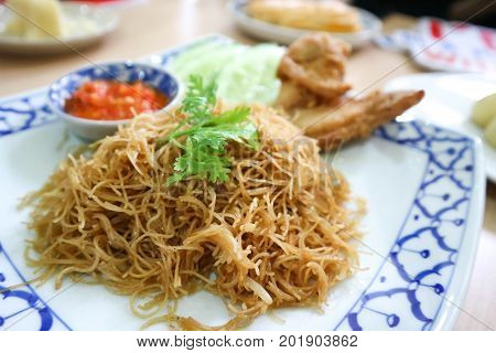 stir fried nooddles with chicken and dip