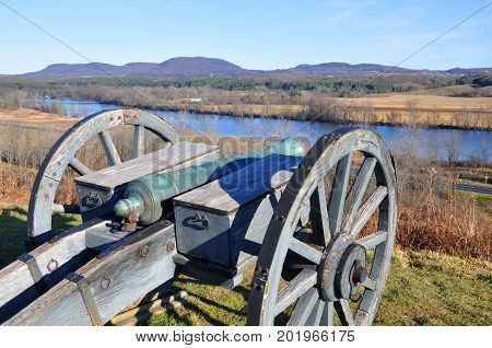 Cannon pointing to Hudson River in Saratoga National Historical Park, Saratoga County, Upstate New York, USA. This is the site of the Battles of Saratoga in the American Revolutionary War.