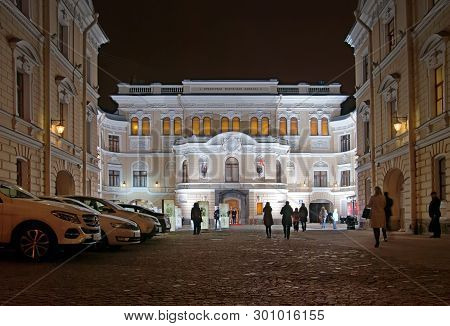 Saint - Petersburg, Russia - November 15, 2018: People Take Pictures Of Saint Petersburg Court Chape