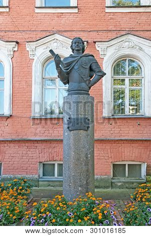 Ust-izhora, Saint-petersburg, Russia - September 19, 2018: Peter The Great Sculpture Near Administra