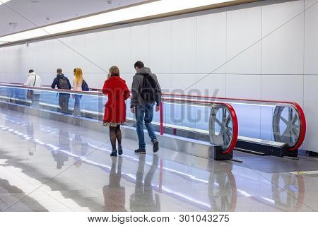 Moving Horizontal Walkway Escalator (travelator/sidewalk) In International Airport Ternimal With Wal