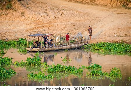 Siem Reap, Cambodia - April 10, 2018: Tonle Sap Lake Covered With Invasive Water Hyacinth And A Ferr