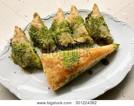 Turkish Baklava Havuc Dilim And Sobiyet In Plastic Box / Package