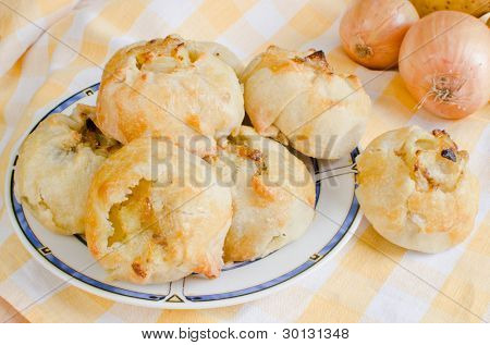 Knishes z ziemniaków i cebuli - żydowskie ciasta
