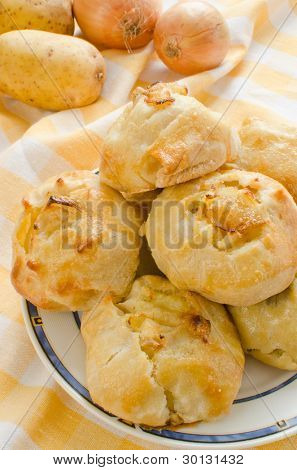 Knishes z ziemniaków i cebuli - żydowskie ciasta