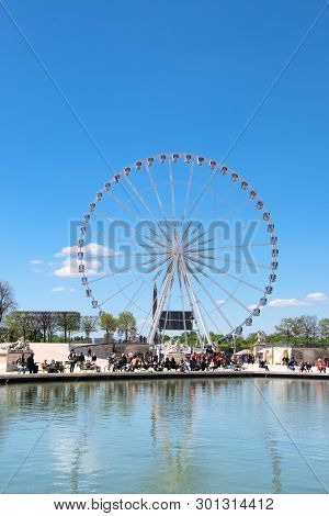 Paris, France - April 18 2016: A Ferris Wheel (roue De Paris) On The Place De La Concorde From The T