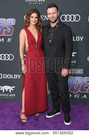 LOS ANGELES - APR 22:  Cobie Smulders and Taran Killam arrives for the 