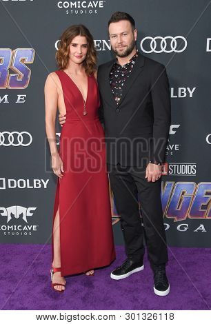 LOS ANGELES - APR 22:  Cobie Smulders and Taran Killam arrives for the 