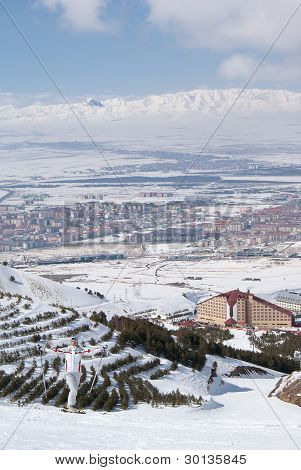 Esquiador mulher posando encosta na estância de esqui de Turco. Palandoken. Erzurum