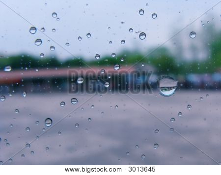 Lluvia cae sobre el vidrio