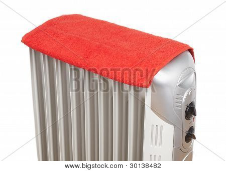 Elektrikli ısıtıcı, kırmızı havlu kapalı