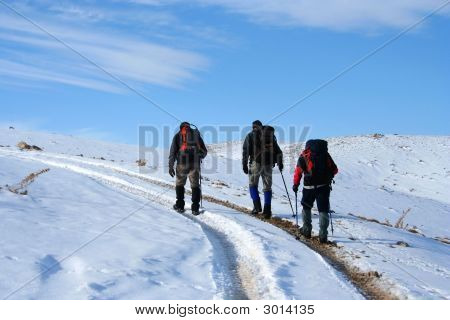 Trecking บนเส้นทางหิมะในฤดูหนาวแดด
