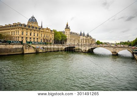 Paris, France - 24.04.2019: View Of The Commercial Court Of Paris And River Seine Seen From Pont Dar