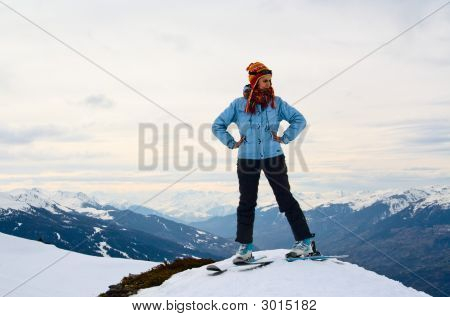 在这座山的顶峰的滑雪者